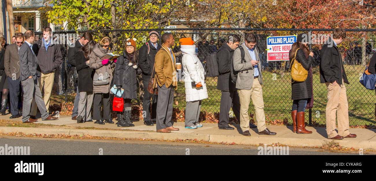 ARLINGTON, VIRGINIA, USA. 6th November, 2012. Voters line up to vote in 2012 Presidential election. Stock Photo