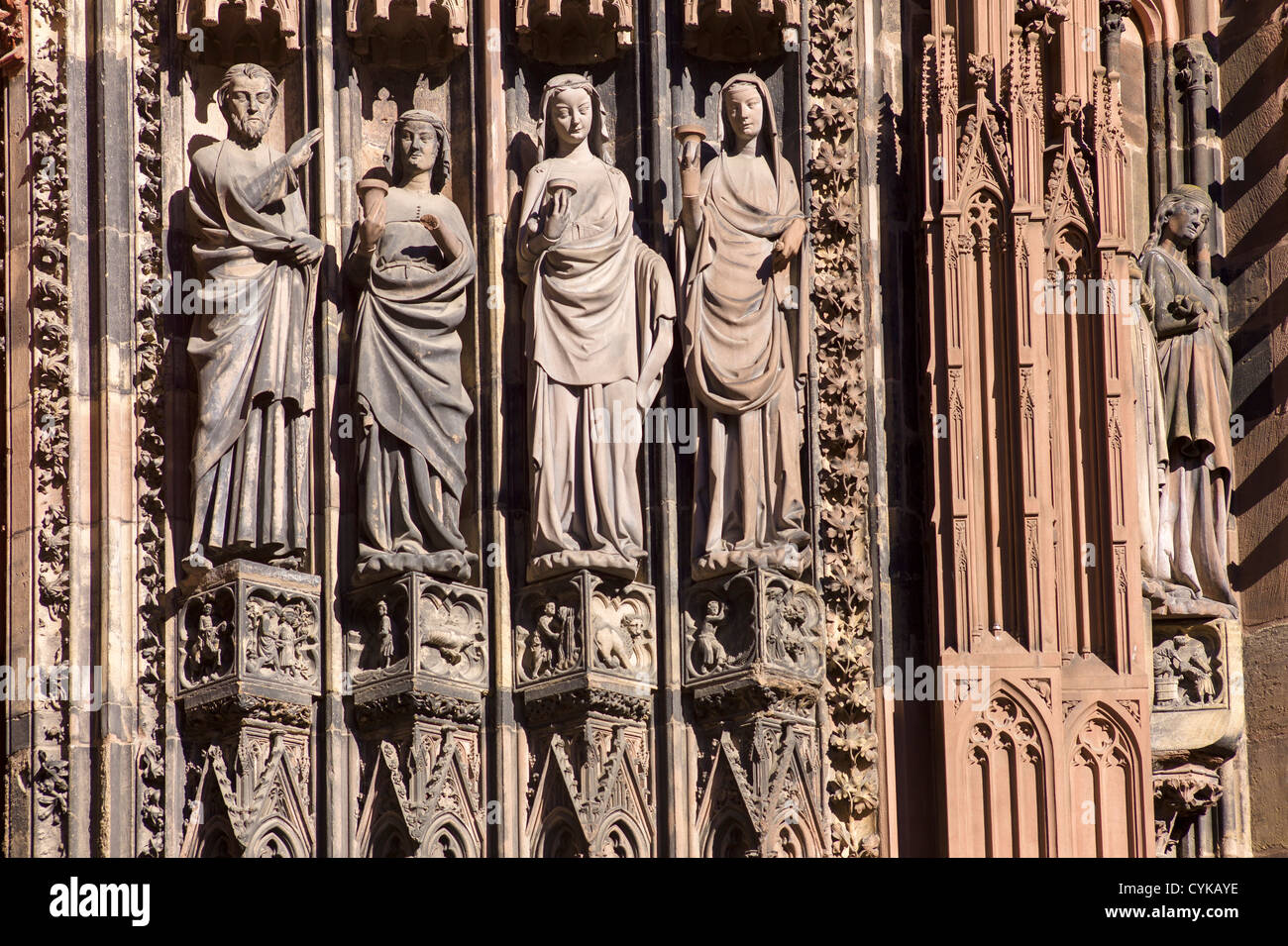 Sandstone jamb statues hires stock photography and images Alamy