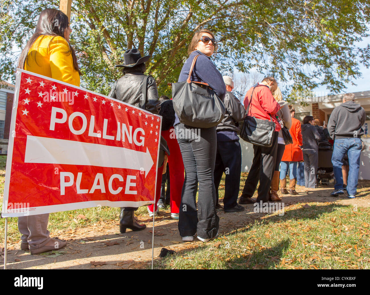 ARLINGTON, VIRGINIA, USA. 6th November, 2012. People line up to vote during 2012 Presidential election, Precinct 19. Stock Photo