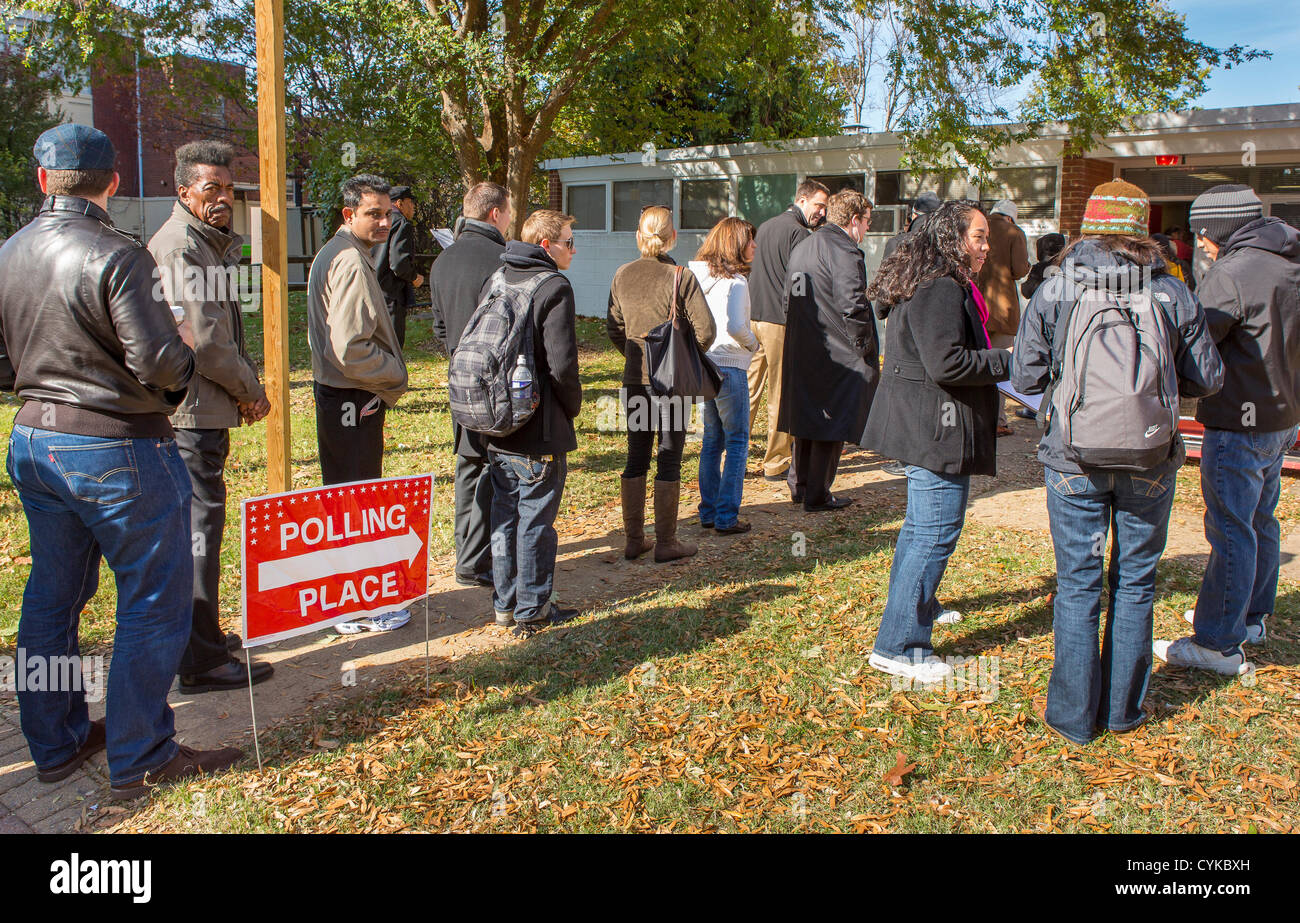 ARLINGTON, VIRGINIA, USA. 6th November, 2012. People line up to vote during 2012 Presidential election, Precinct 19. Stock Photo