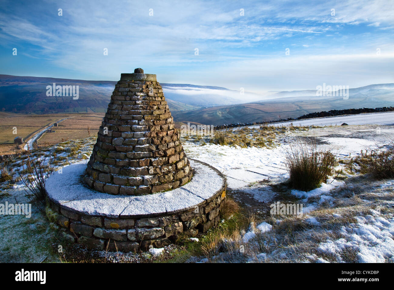 Winter snows ; 2000 Millennium Pyramidical Cairn, stone seat structure.  Hill-top View Point snow landscape above Swaledale, North Yorkshire Dales, UK Stock Photo