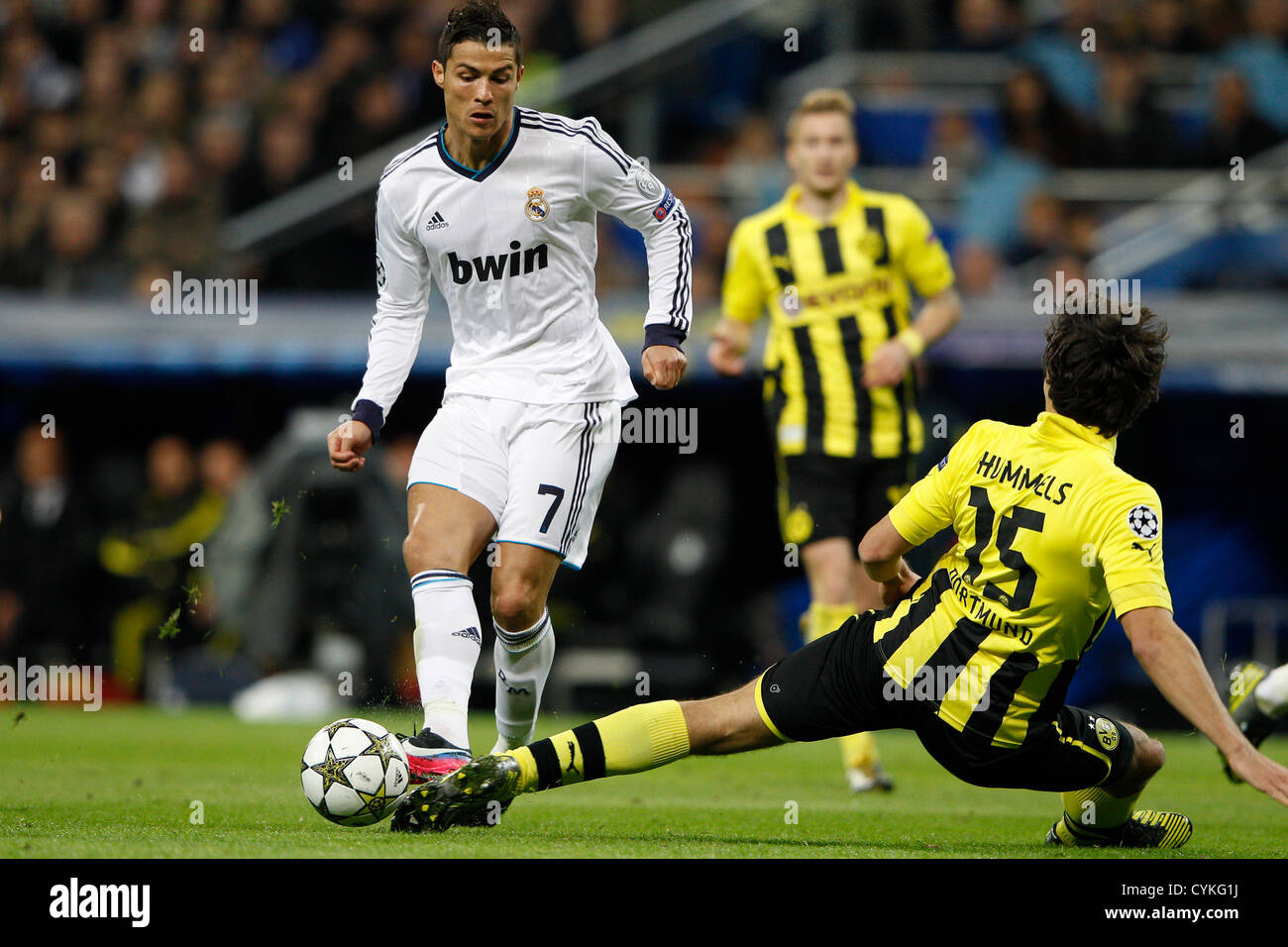 06 11 12 Madrid Spain Champions League Real Madrid Cf Vs Borussia Dortmund 2 2 At Santiago Bernabeu Stadium The Picture Shows Cristiano Ronaldo Real Madrid And Mats Hummels Borussia Dortmund Stock Photo Alamy 06 11 12 Madrid Spain Champions League Real Madrid Cf Vs Borussia Dortmund 2 2 At Santiago Bernabeu Stadium The Picture Shows Cristiano Ronaldo Real Madrid And Mats Hummels Borussia Dortmund Stock Photo Alamy