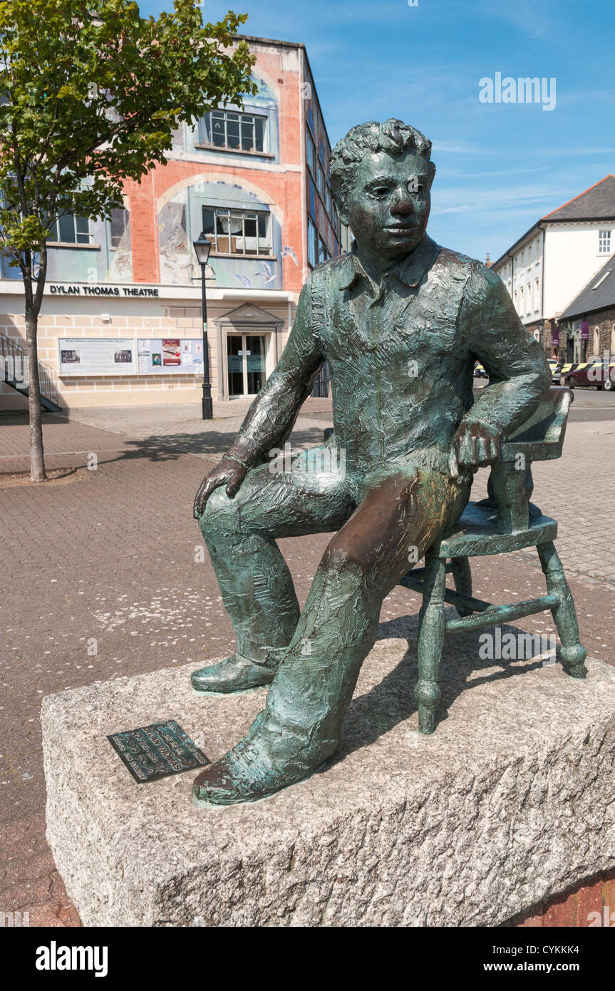 Wales, Swansea, Maritime Quarter, sculpture of Swansea born Welsh poet Dylan Thomas (1914-1953) Stock Photo