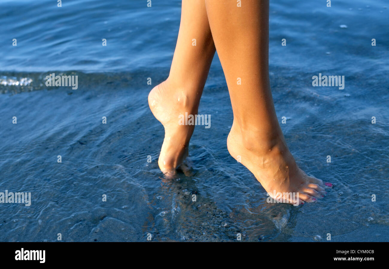 Сколько держать ноги в воде. Женские ноги в воде. Босые ноги в воде. Ноги по щиколотку в воде. Женские ножки в воде.