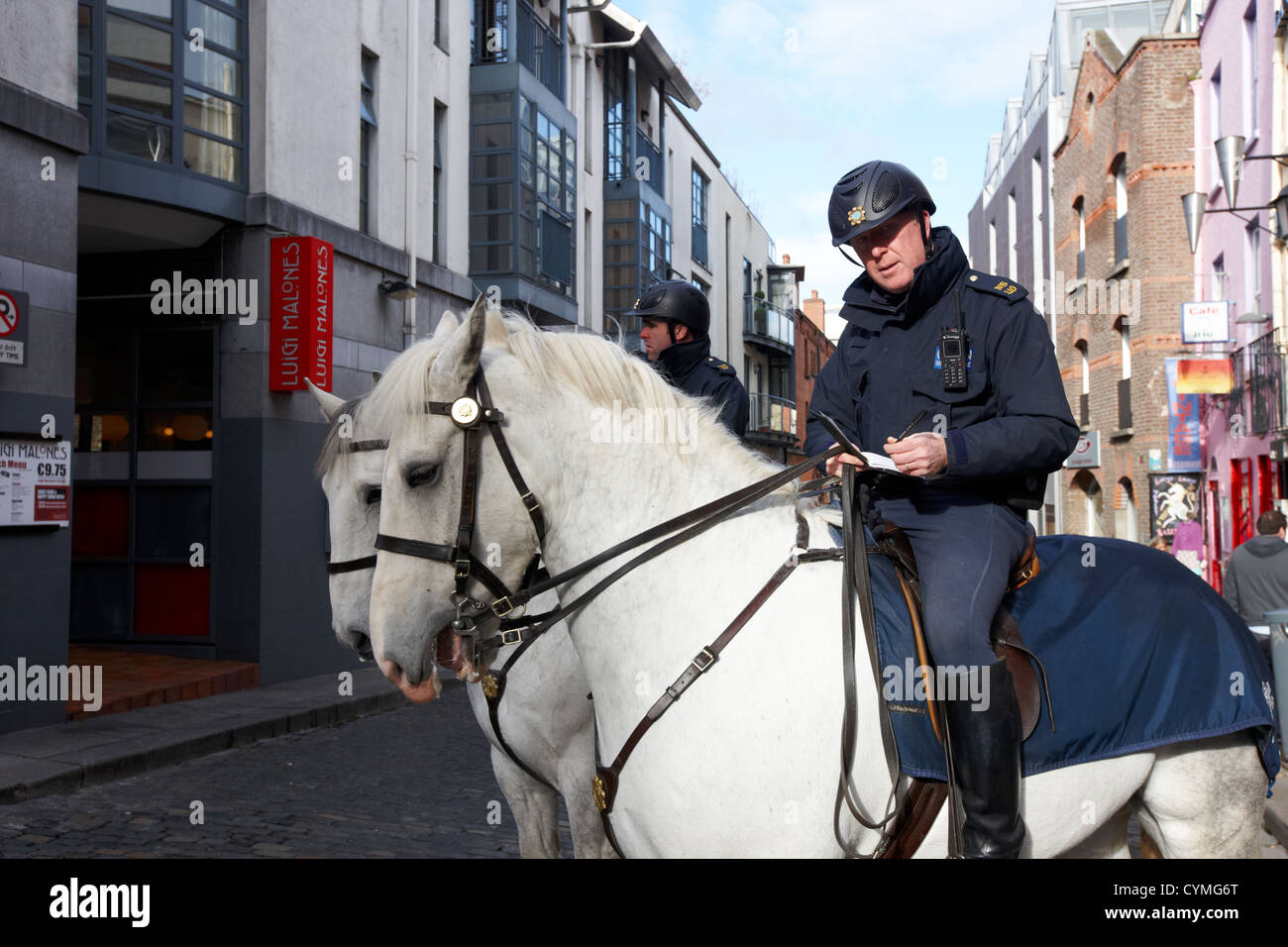garda siochana mounted police on horseback taking notes in temple bar dublin republic of ireland Stock Photo