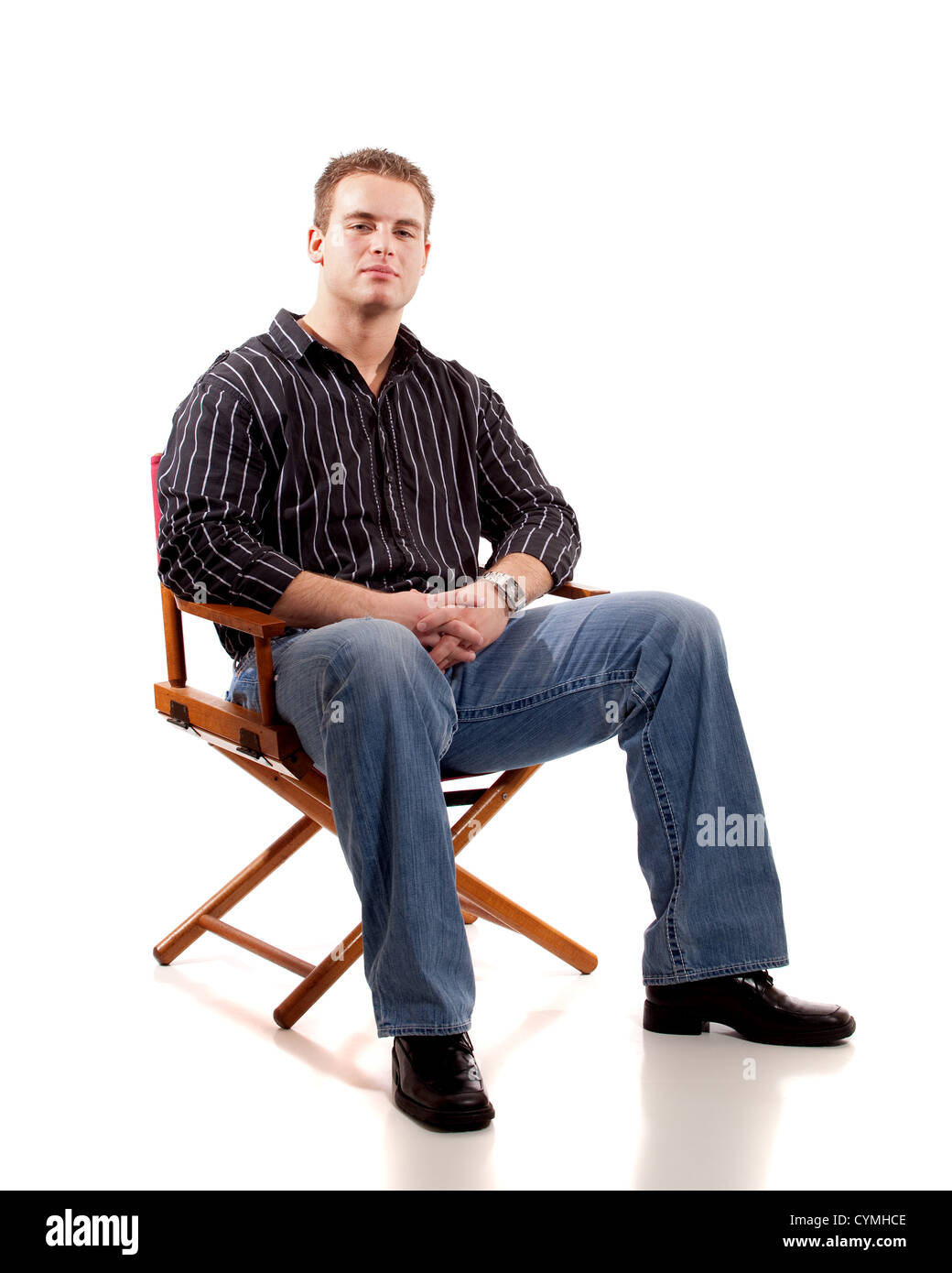 Мужчина широко сидит. Мужчина сидит. Мужчина на стуле. Мужчина в кресле боком. Мужчина сидит в кресле.