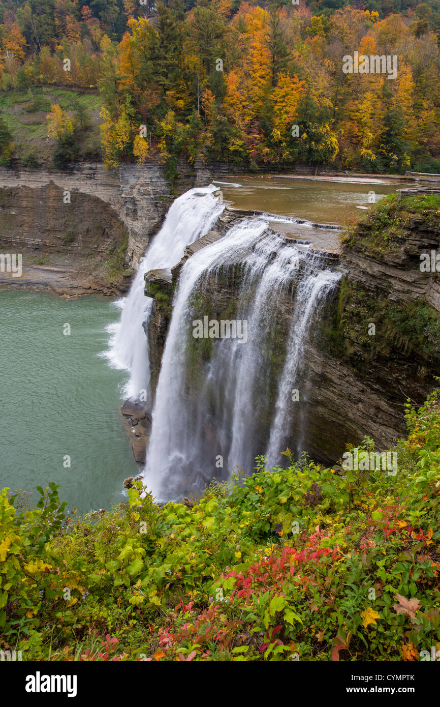 Fall color at the Middle Falls of the Genesee River in Letchworth State Park in New York State Stock Photo