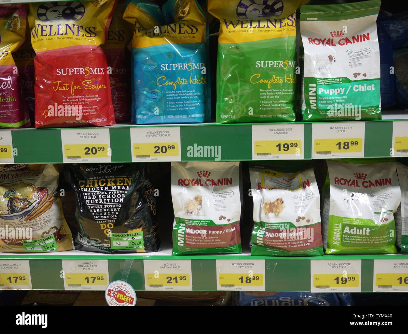pet food store shelve Stock Photo Alamy