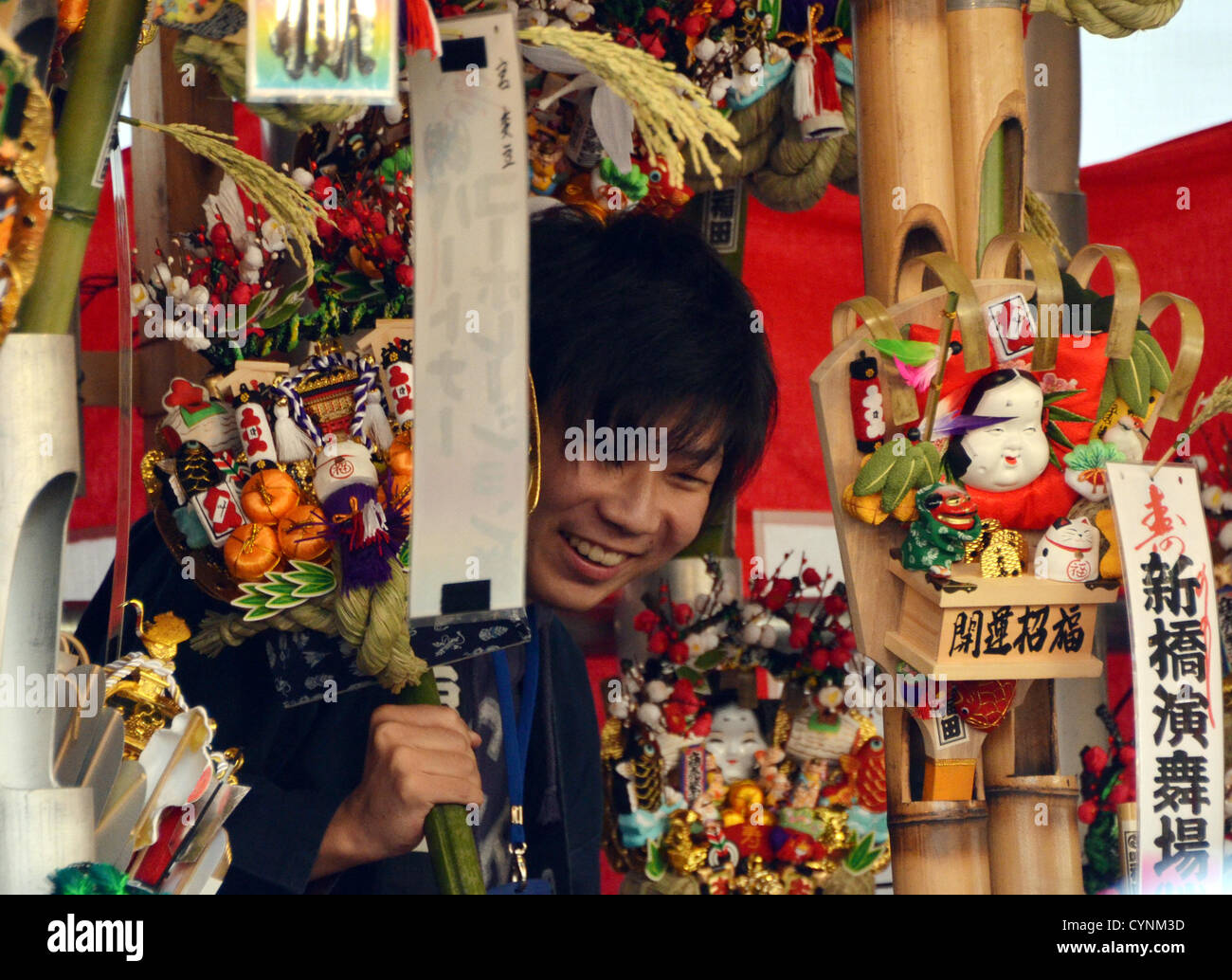 November 8, 2012, Tokyo, Japan - Bargain hunters crowd around the ...