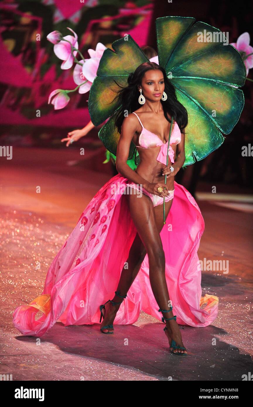 Victoria’s Secret (arlaine様) There are bows everywhere for those with the eyes to see… 👀🎀