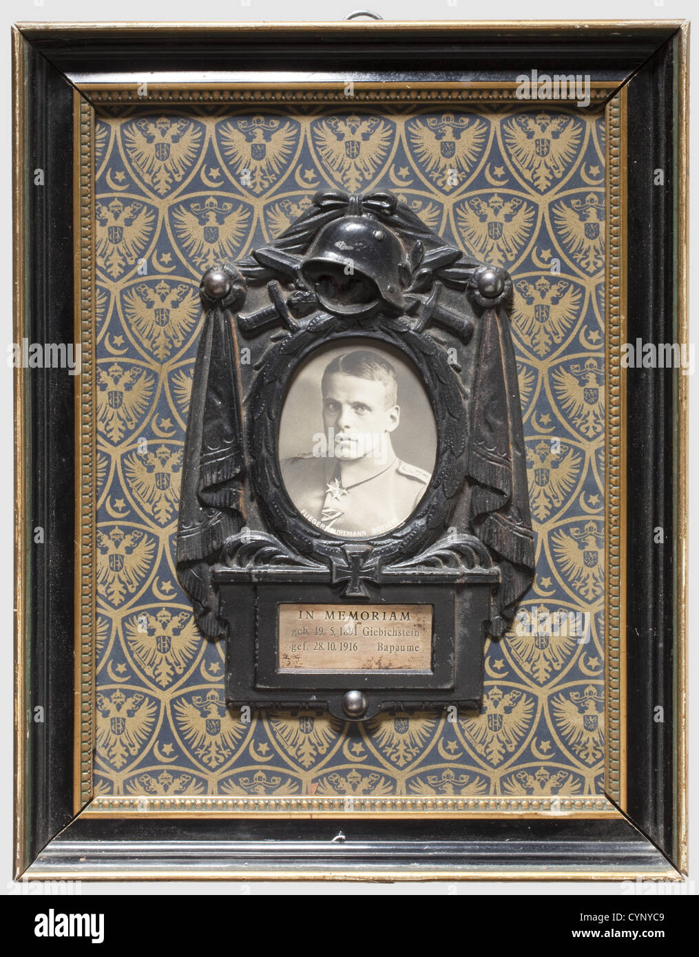 Oswald Boelcke - a commemoration frame, for one of the most successful fighter pilots of the First World War. Oval portrait photograph of Boelcke in uniform with the Pour le mérite Order and continuous inscription 'Fliegerhauptmann Boelcke'. In a blackened commemoration frame made from cast iron with a brass plaque inscribed with 'In Memoriam' as well as with the biographical data of Boelcke. Mounted in a black/golden wooden frame. Dimensions 28 x 22 cm, people, 1910s, 20th century, troop, troops, armed forces, military, militaria, army, wing, group, air force,, Stock Photo