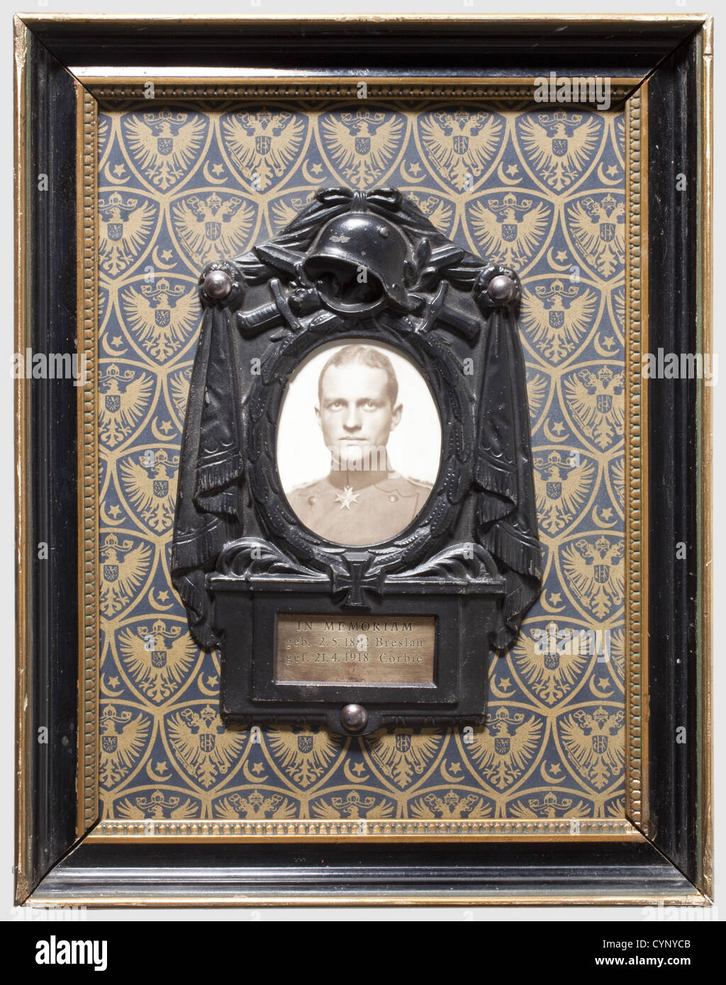 Manfred Freiherr von Richthofen - a commemoration frame, for the most victorious fighter pilot of the First World War. Oval portrait photograph of Richthofen in uniform with the Pour le mérite Order. In a blackened commemoration frame made from cast iron with a brass plaque inscribed with 'In Memoriam' as well as with the biographical data of Richthofen. Mounted in a black/golden wooden frame. Dimensions 28 x 22 cm. With a short biography of Richthofen affixed to the reverse side, people, 1910s, 20th century, troop, troops, armed forces, military, militaria, ar, Stock Photo