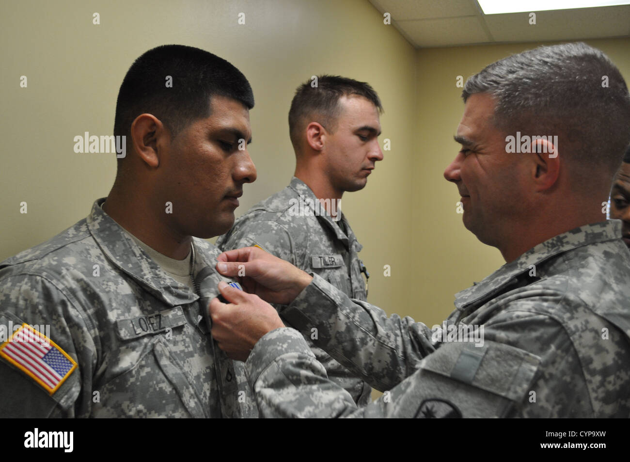82nd Sustainment Brigade commander Col. Chris Sharpsten and Massena, N.Y., awards a few Soldiers assigned to the 108th Quarterma Stock Photo