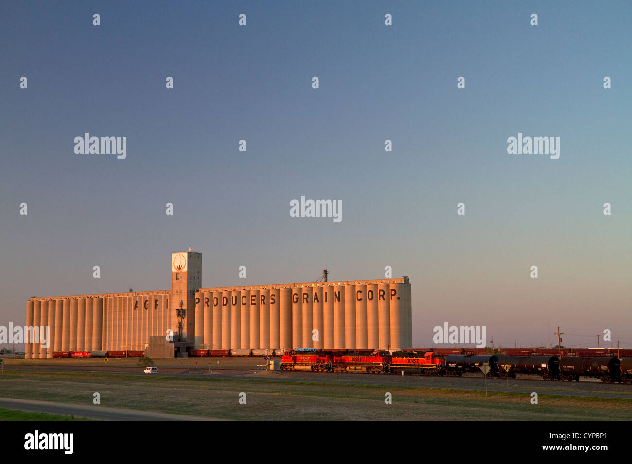 BNSF Railway train in front of the Agri Producers Grain Corp grain elevators at Plainview, Texas, USA. Stock Photo