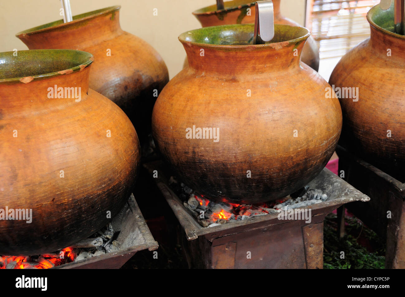 https://c8.alamy.com/comp/CYPC5P/mexico-oaxaca-large-round-earthenware-pots-of-food-cooking-over-hot-CYPC5P.jpg