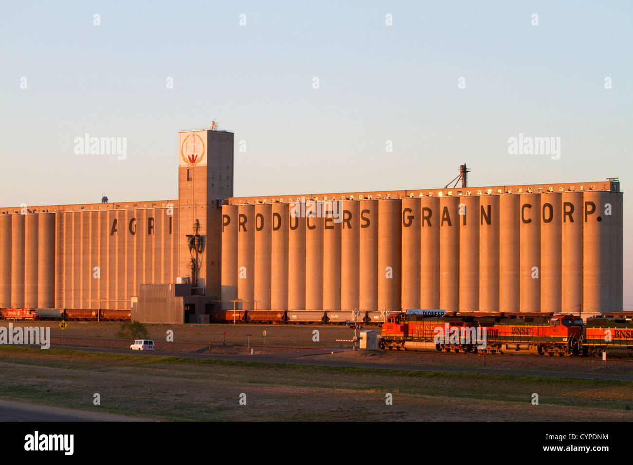 BNSF Railway train in front of the Agri Producers Grain Corp grain elevators at Plainview, Texas, USA. Stock Photo