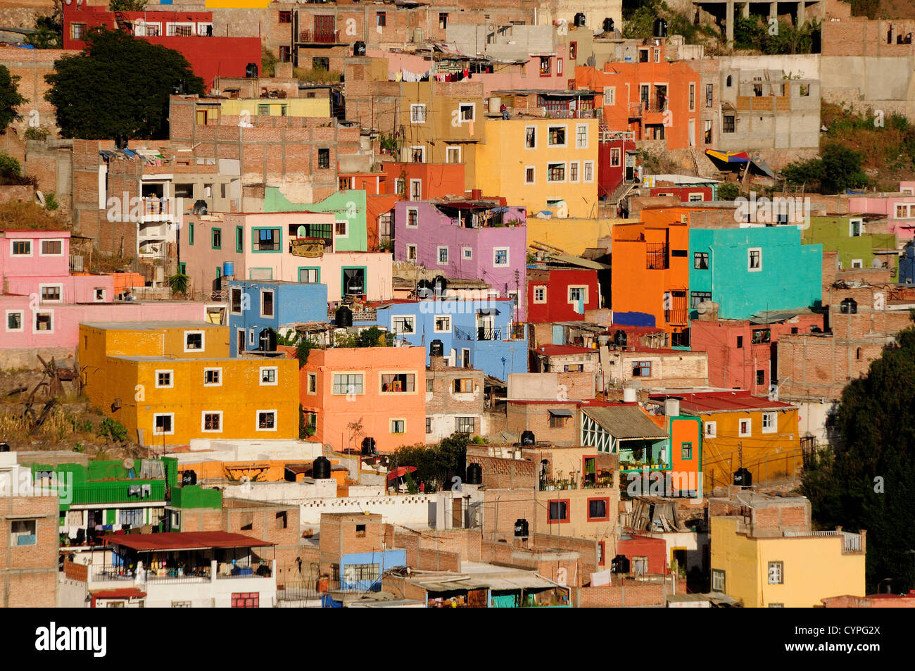 Mexico, Bajio, Guanajuato, View over brightly coloured houses spread