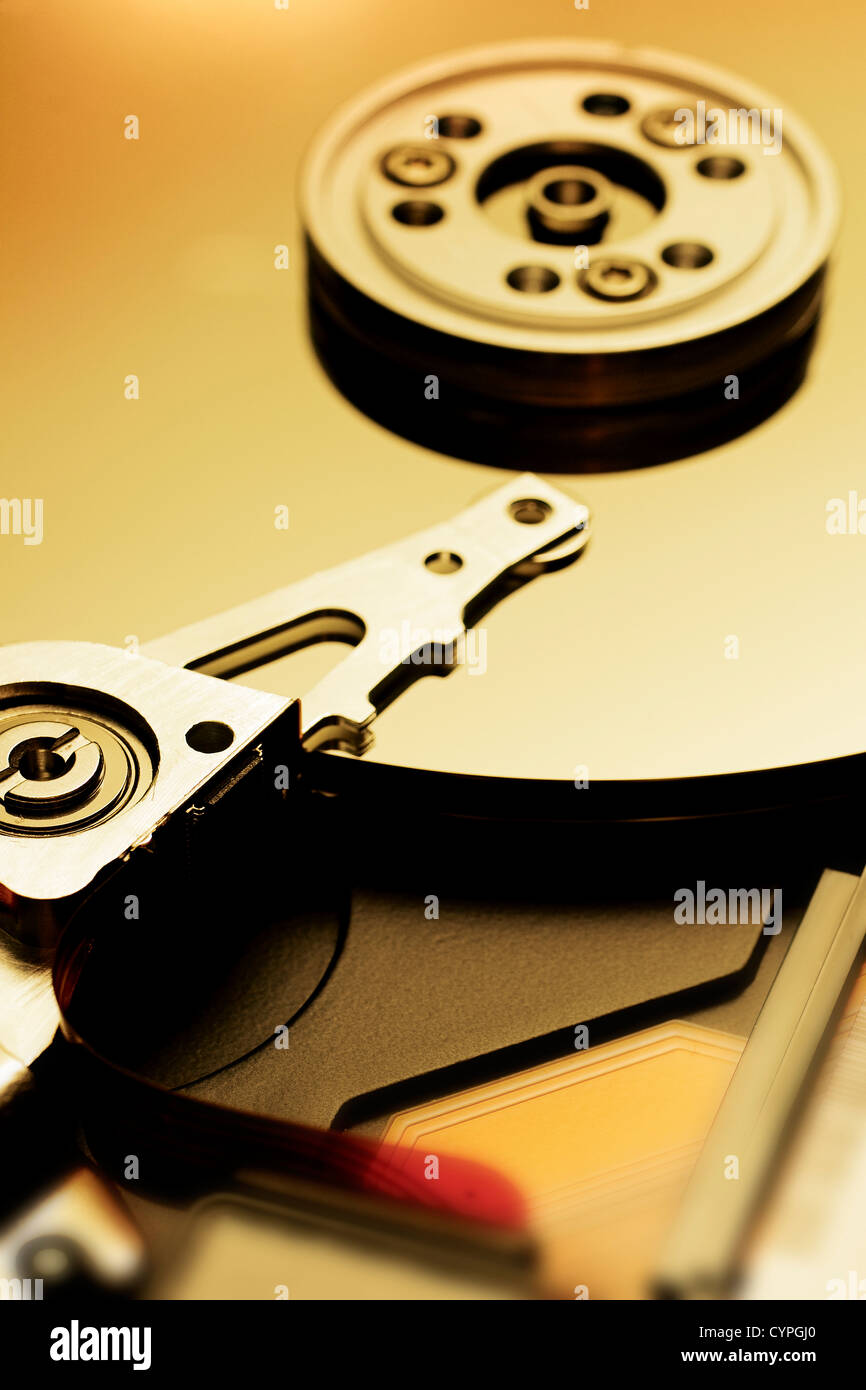 inside of a computer hard drive interior de un disco duro de ordenador