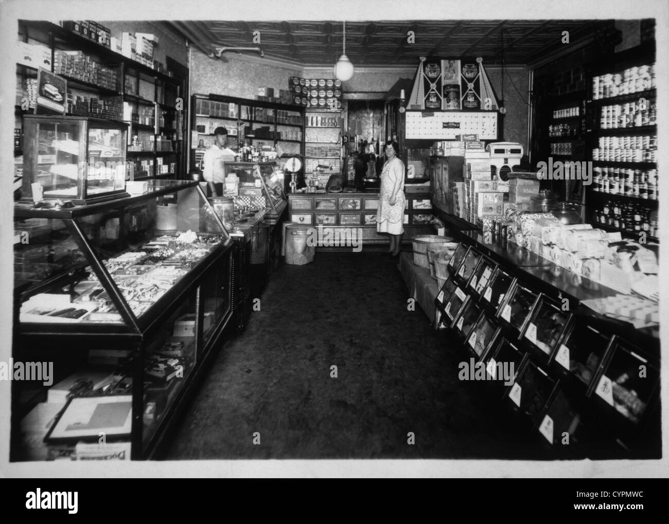 Two Employees Inside Grocery Store, Chicago, Illinois, USA, 1910 Stock Photo