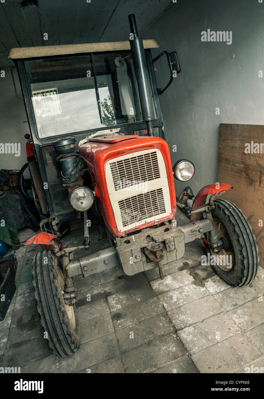 Rusty old farm tractor hi-res stock photography and images - Alamy