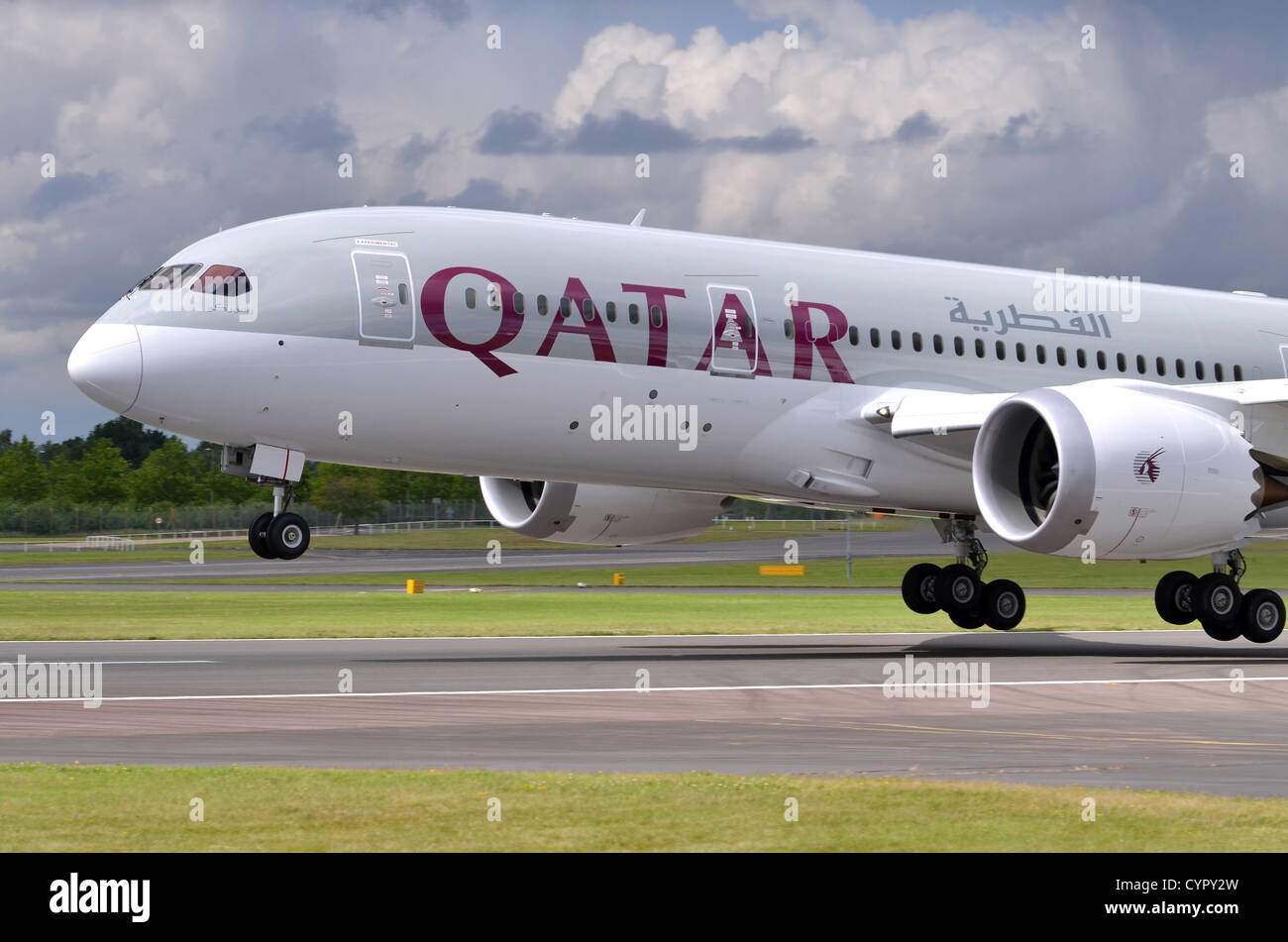 Boeing 787 Dreamliner in the colours of Qatar Airways taking off at Farnborough Airshow 2012 Stock Photo