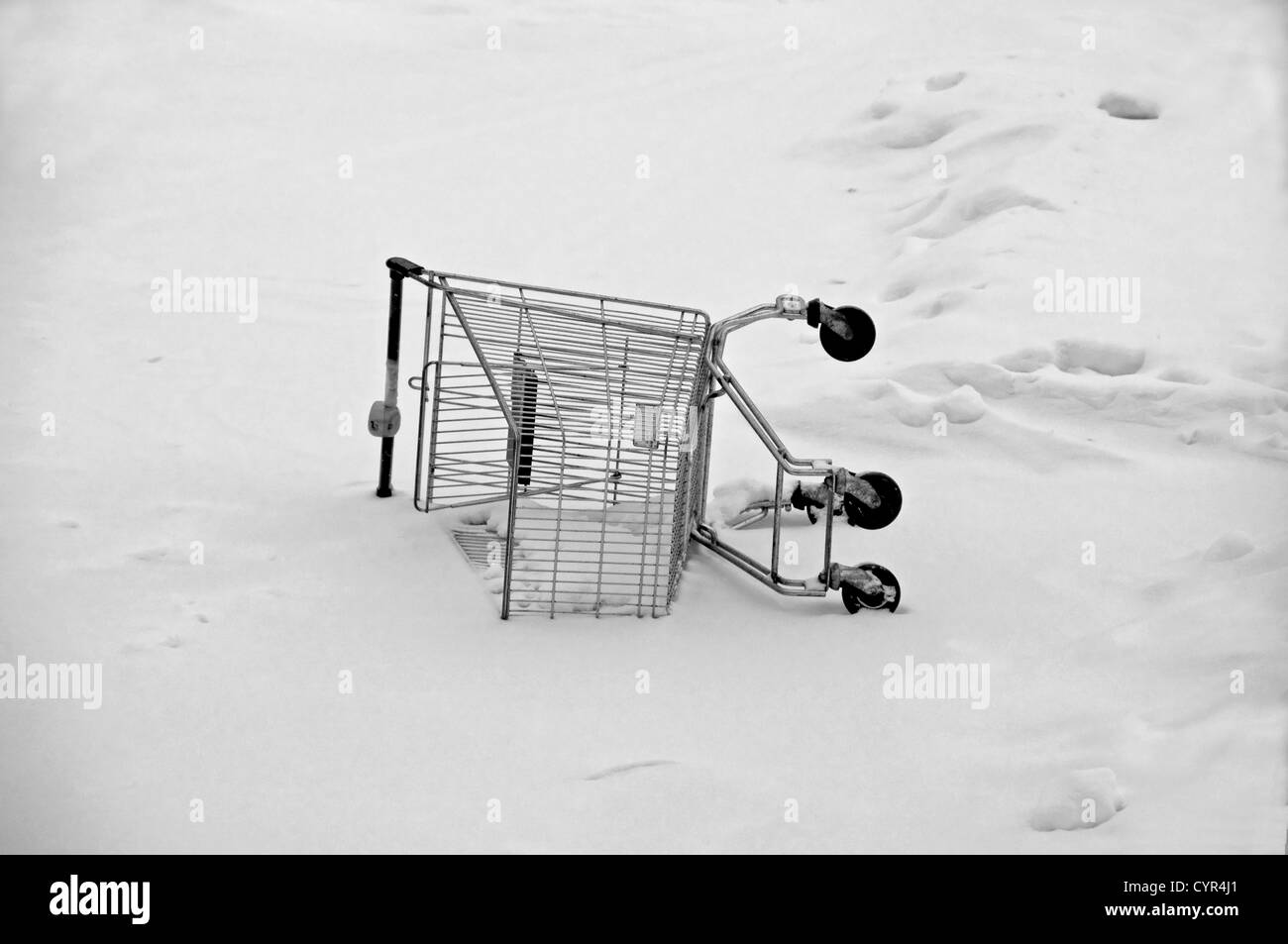 An abandoned shopping cart in the snow Stock Photo Alamy