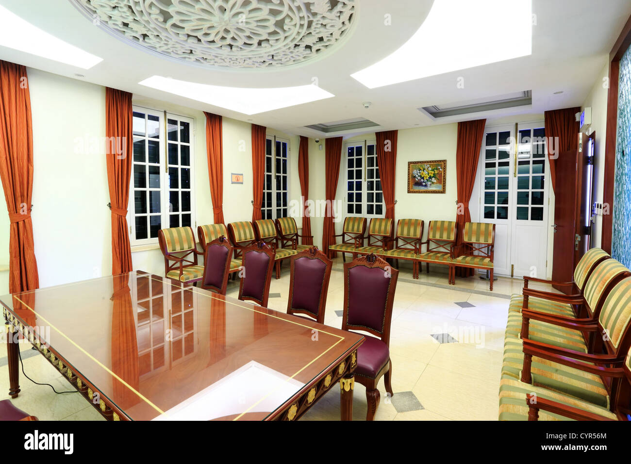 Group meeting in room hi-res stock photography and images - Alamy