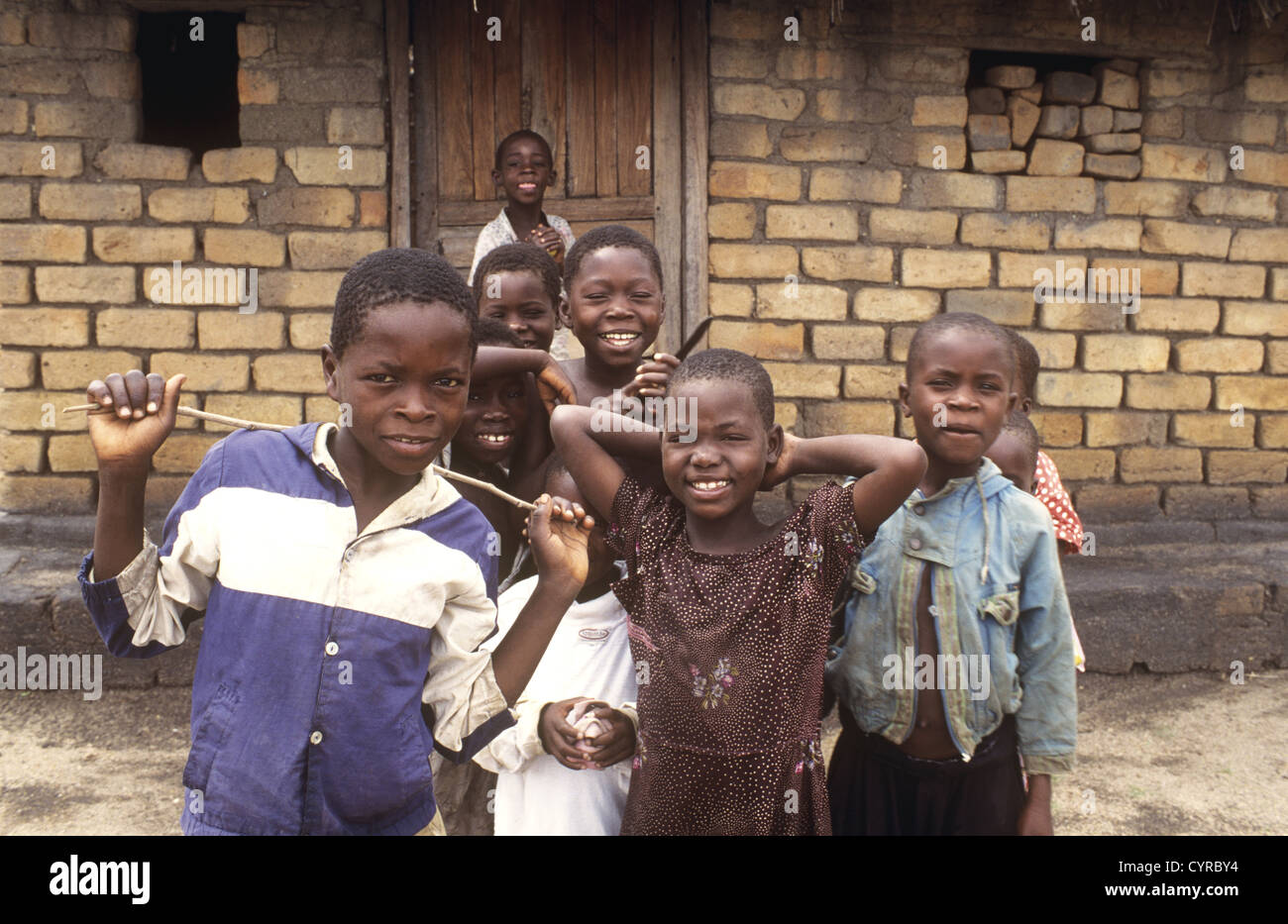 Children pose together for the camera in a typical village setting - Nkhotakota, Lake Malawi, Malawi Stock Photo