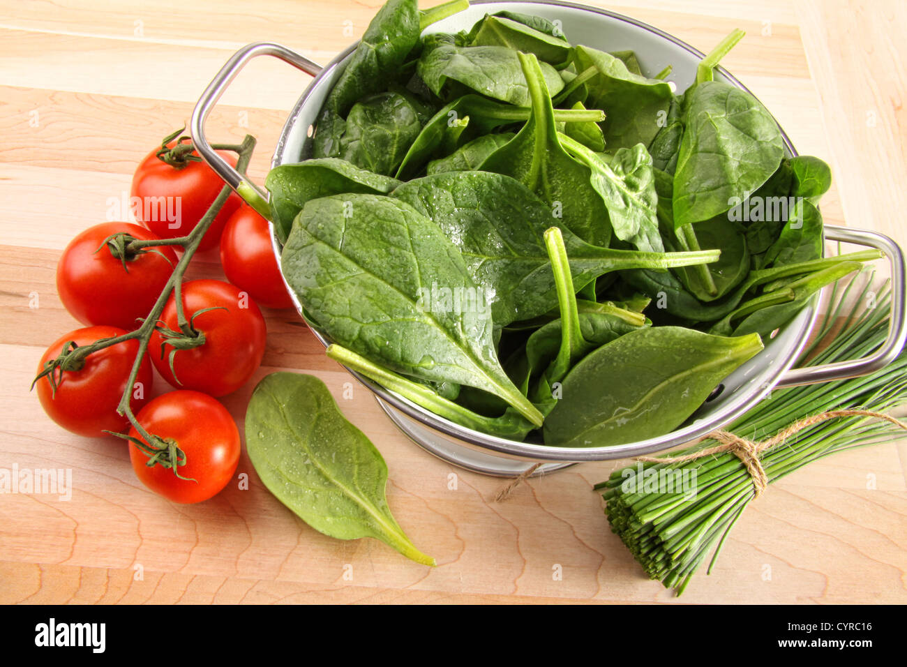 Strainer with fresh spinach leaves and tomatoes Stock Photo Alamy