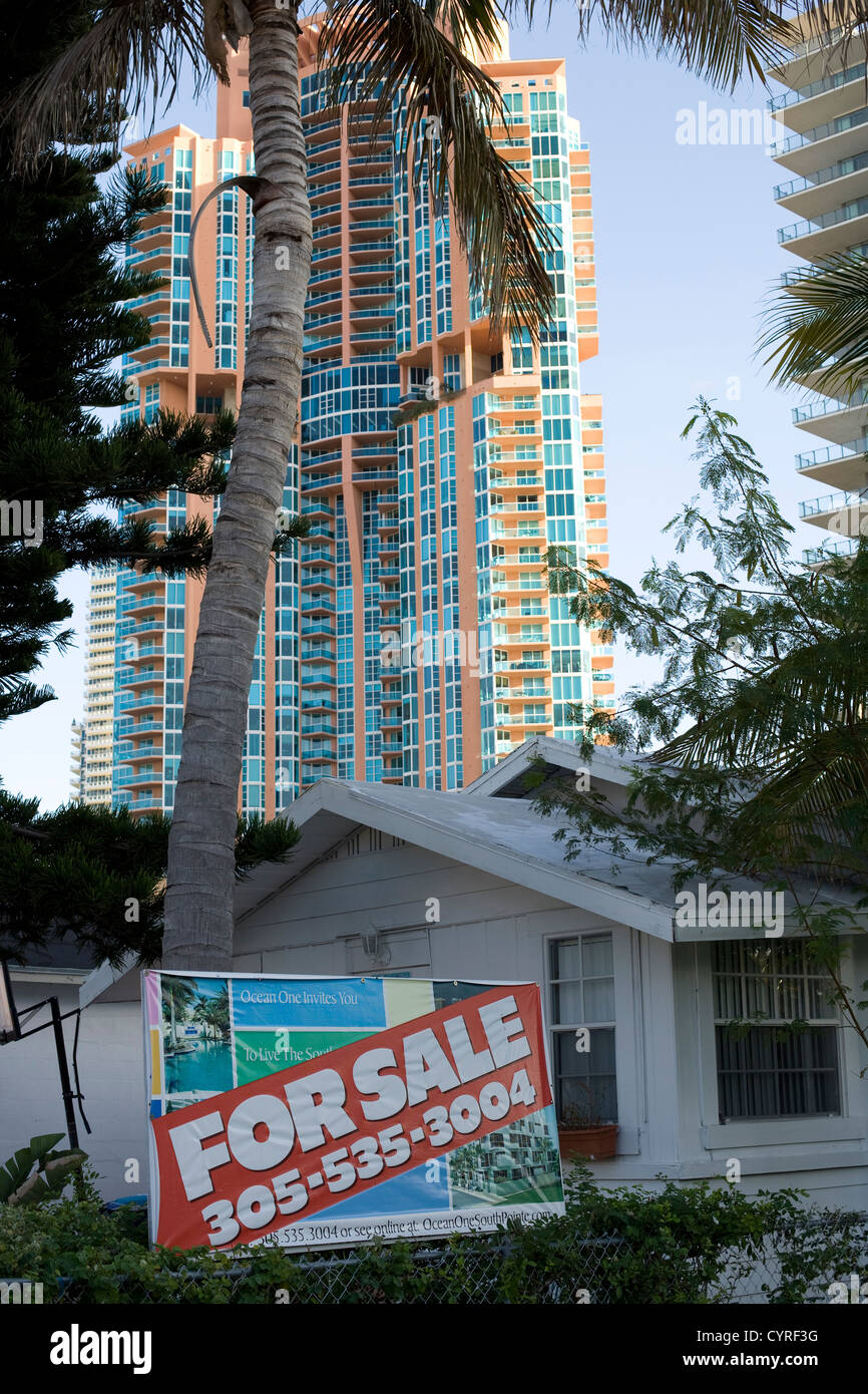 For Sale sign in front of condominium apartments in Miami South Beach Stock Photo