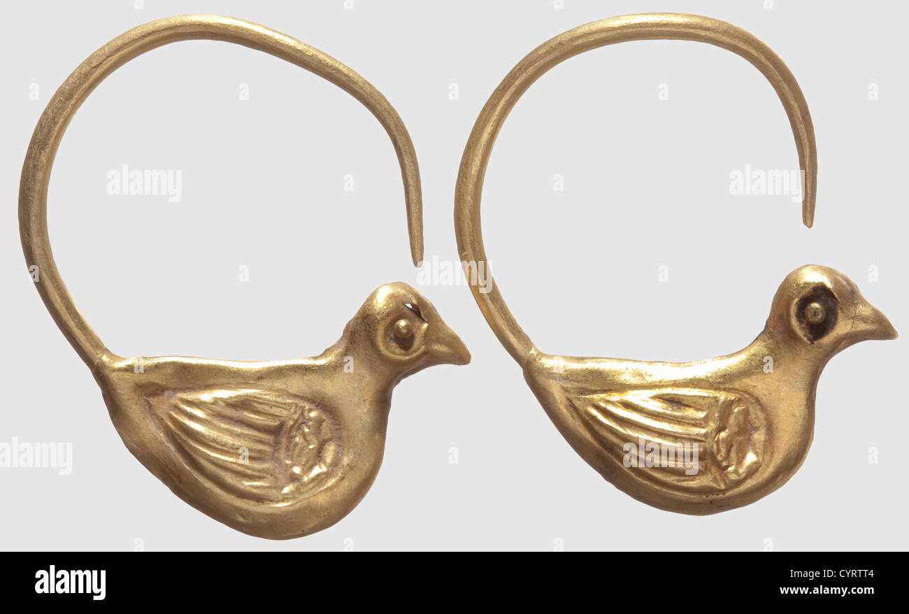 A pair of Roman golden dove earrings, 1st - 3rd century AD. Round, open clamps each with a hollow-worked, three-dimensional dove. Each slightly bent, one dove slightly damaged. Height 3 cm each, total weight of both earrings 5.5 g. Provenance: South German private collection, ca. 1970, historic, historical, ancient world, ancient world, ancient times, object, objects, stills, clipping, cut out, cut-out, cut-outs, mediterranean, precious metal, precious metals, jewellery, jewelry, Additional-Rights-Clearences-Not Available Stock Photo