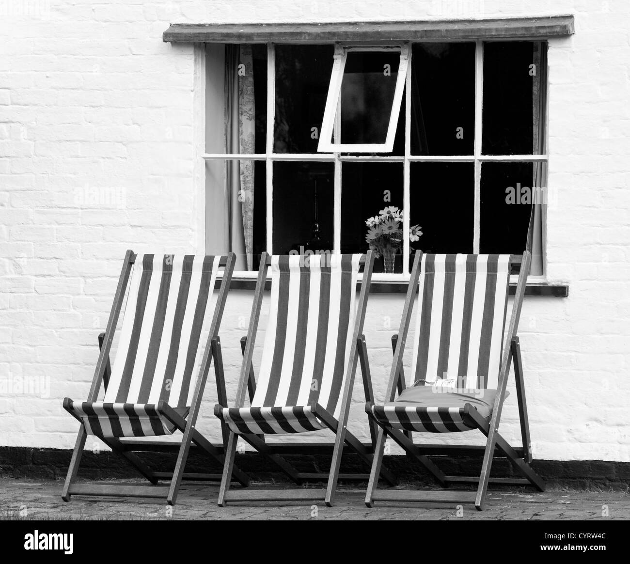 Deck chairs uk hires stock photography and images Alamy