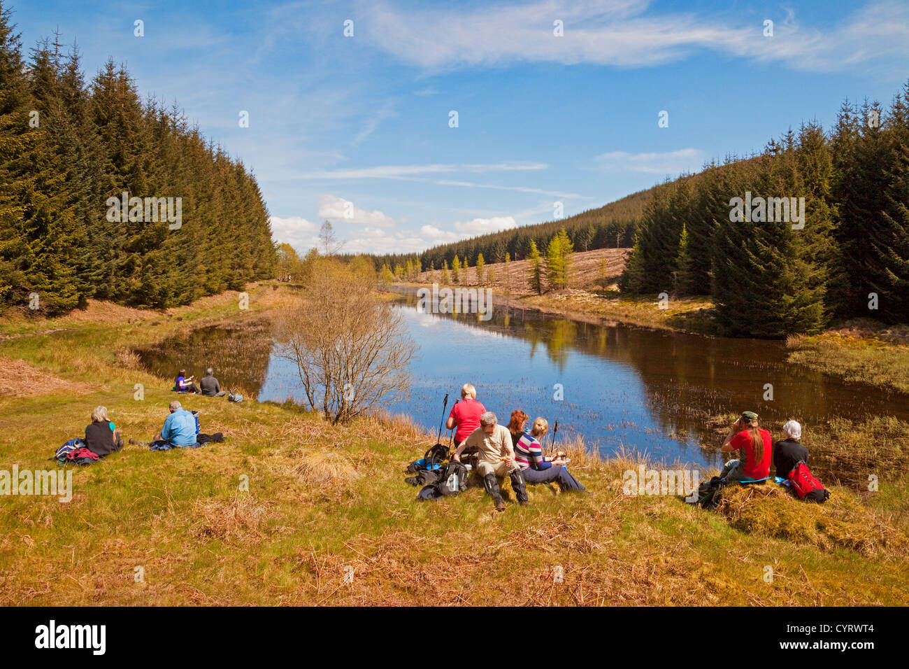 Walkers resting on the Rob Roy Way between Aberfoyle and Callander Stock Photo