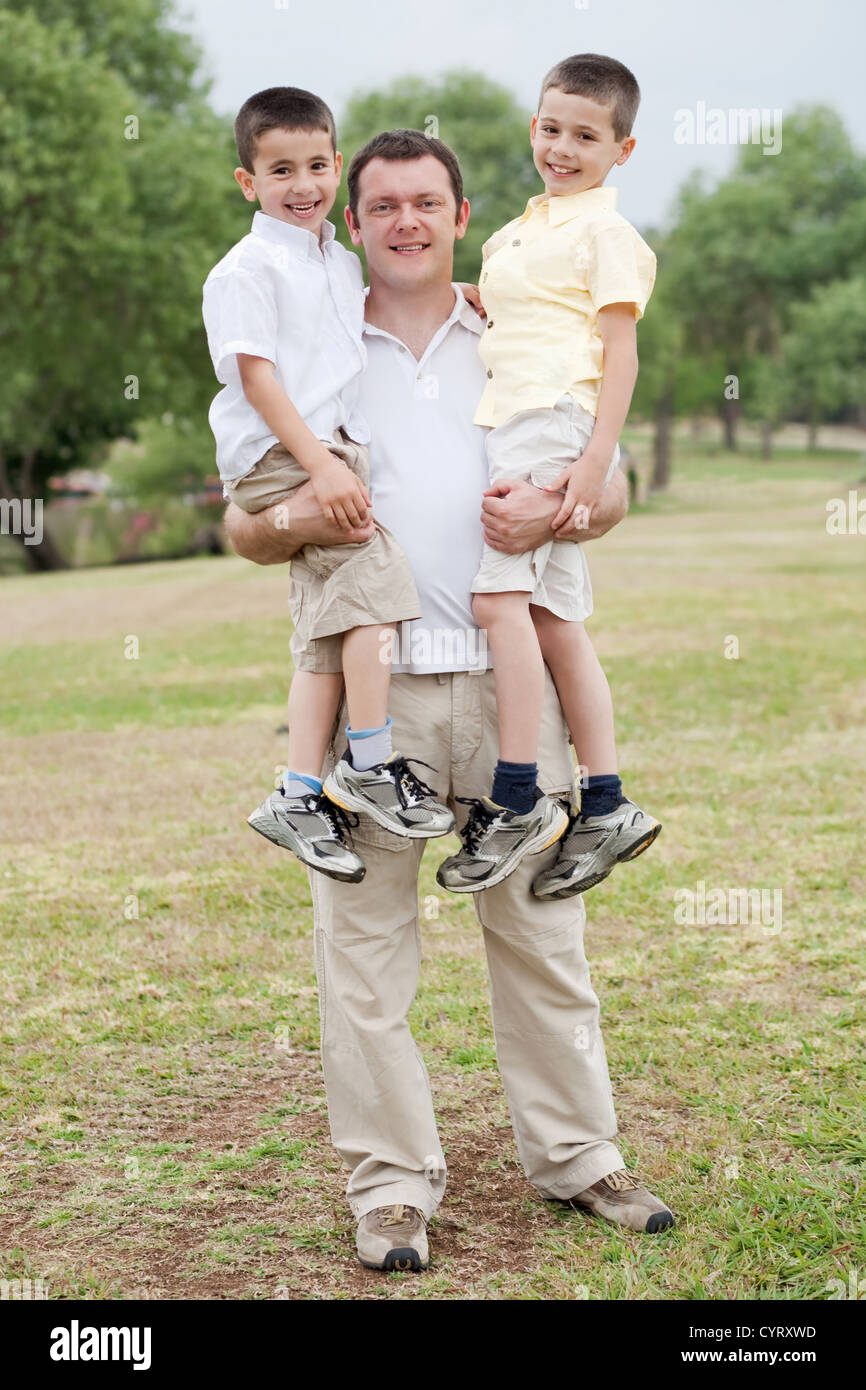 три сына картинки с надписью. два хороших сына у меня стих. отец и сын. у меня есть два сына два крыла стих. цитаты про сыновей троих.