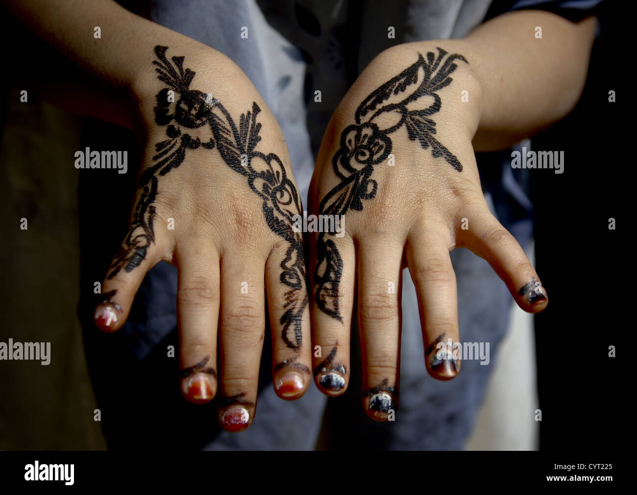 Floral Designs Drawn With Henna On A Girl Hands, Amran, Yemen Stock