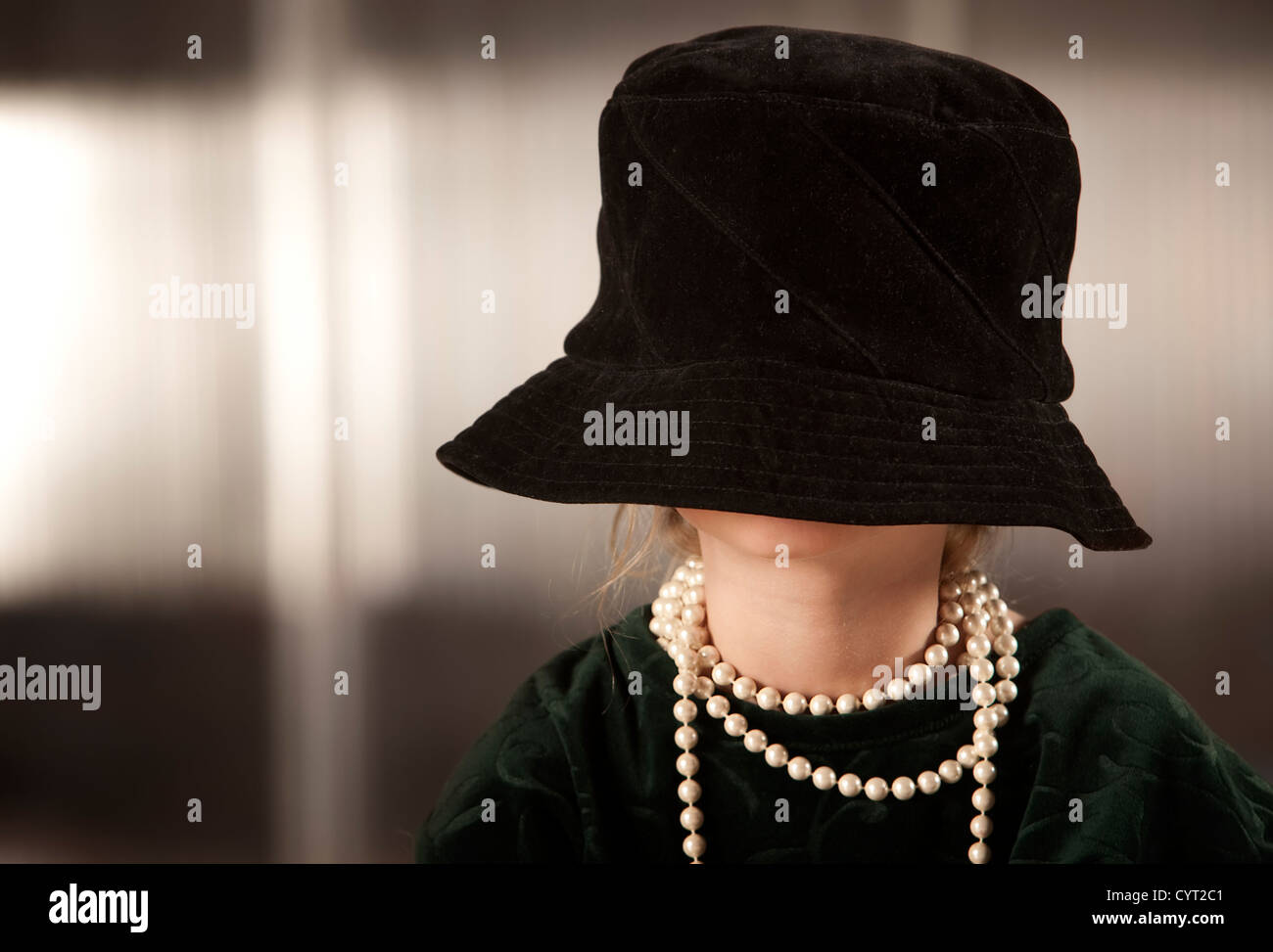 She hat got. Шляпа с закрытым лицом. Скрытое лицо в шляпе. Женщина в шляпе закрывающей лицо. Пират прикрывает лицо шляпой.