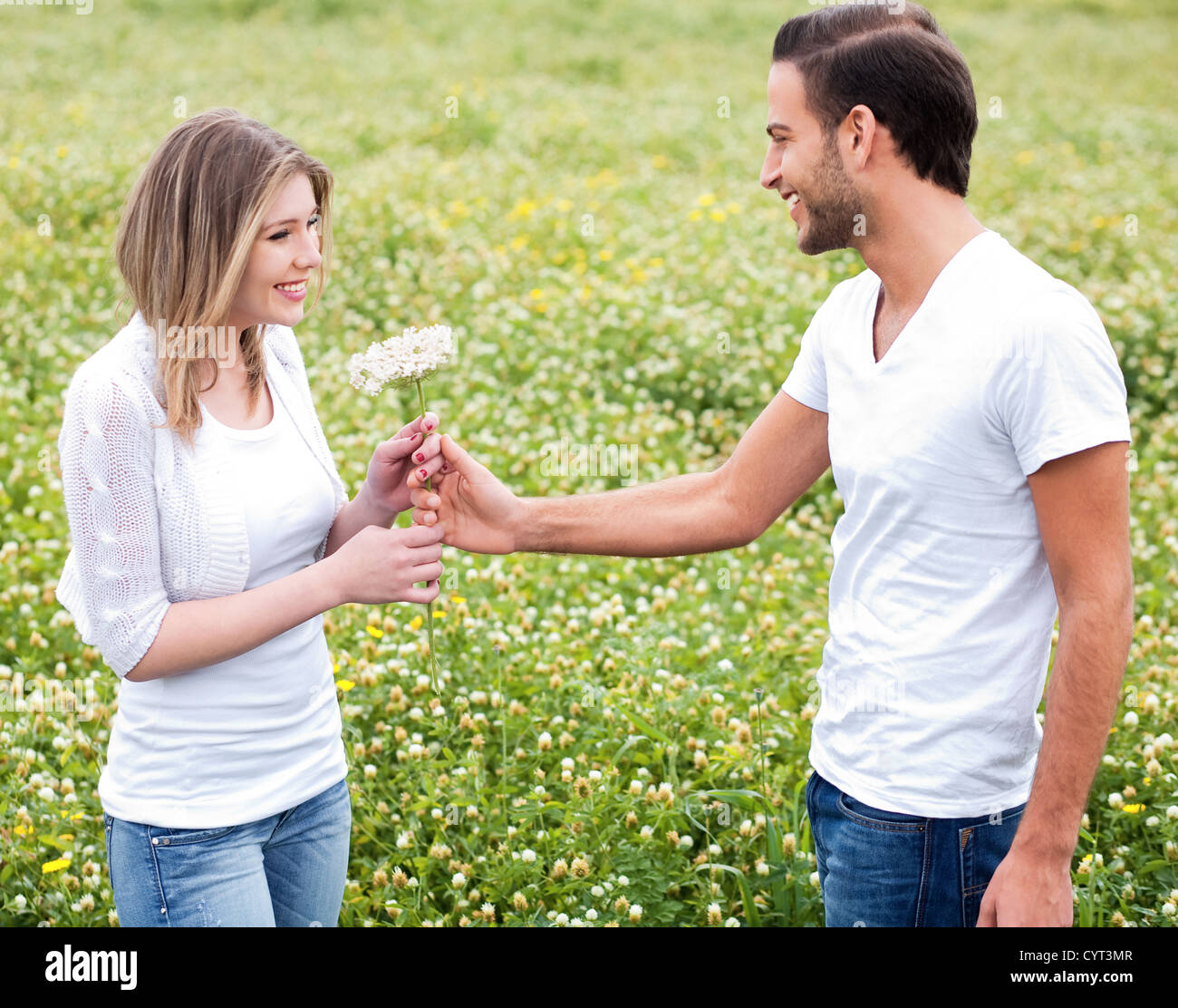 Бывший муж заботится. Девушке дарят цветы. Мужчина дарит цветы. Парень дарит букет. Парень дарит букет девушке.