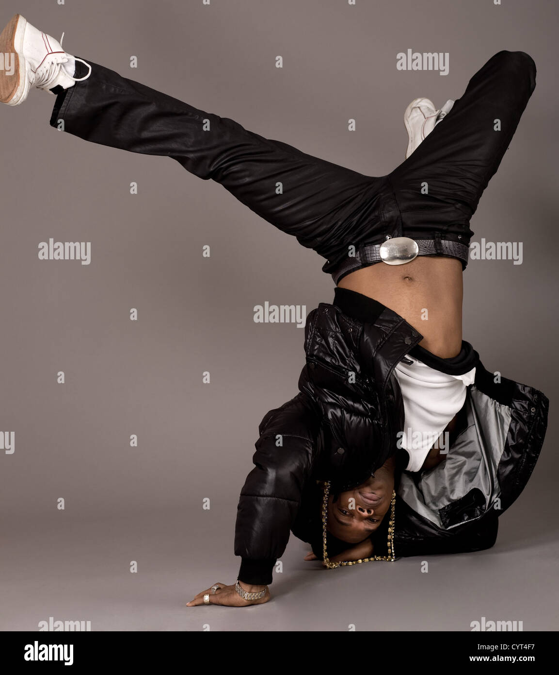 Танцуй руками ногами. Афроамериканец танцует хип хоп. Рэперский костюм. Афро стиль танцы брейк. Мальчик африканец танцует брейк данс картинки.
