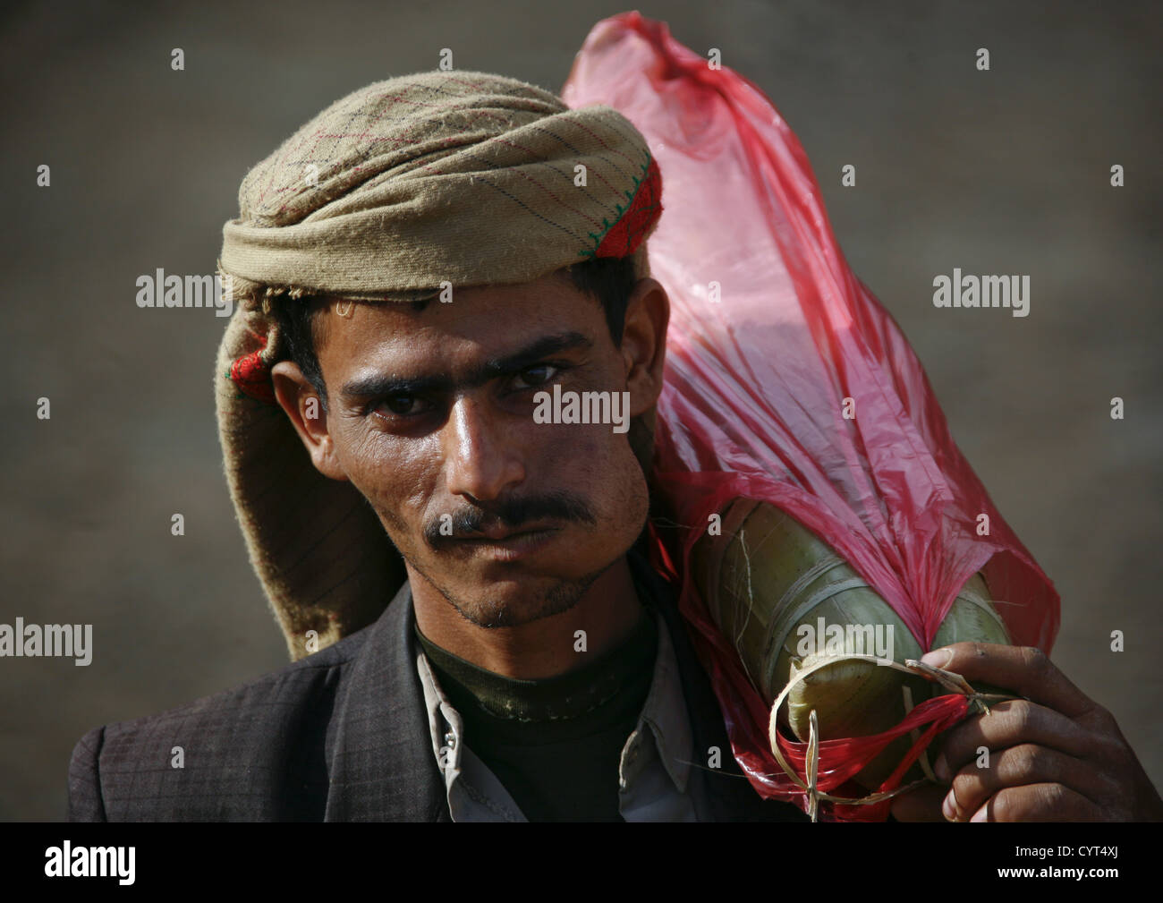 Shahara Man Chewing Kat And Carrying A Bag On His Shoulder, Shahara, Yemen Stock Photo