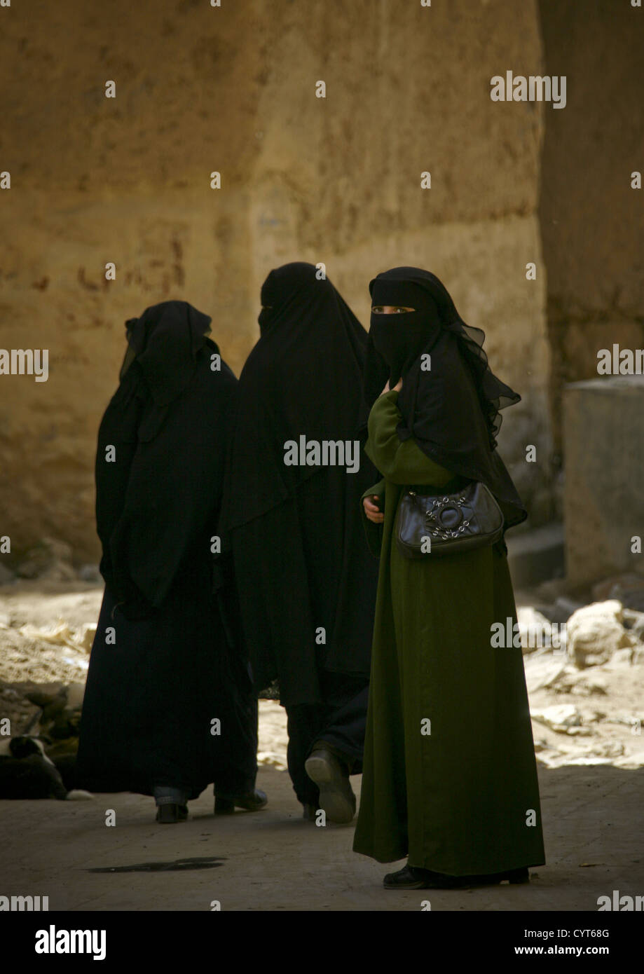 Veiled yemeni woman hi-res stock photography and images - Alamy
