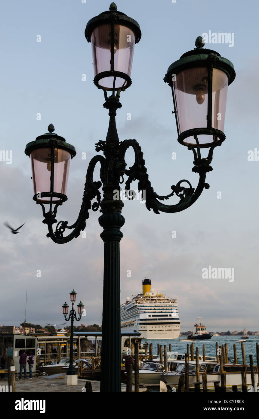 Venice street lamp with cruise ship Stock Photo Alamy