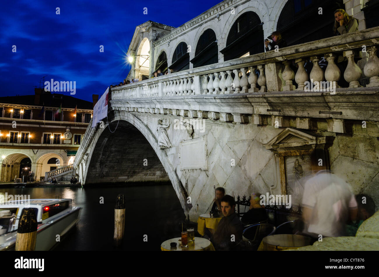 Rialto bridge night view Stock Photo - Alamy