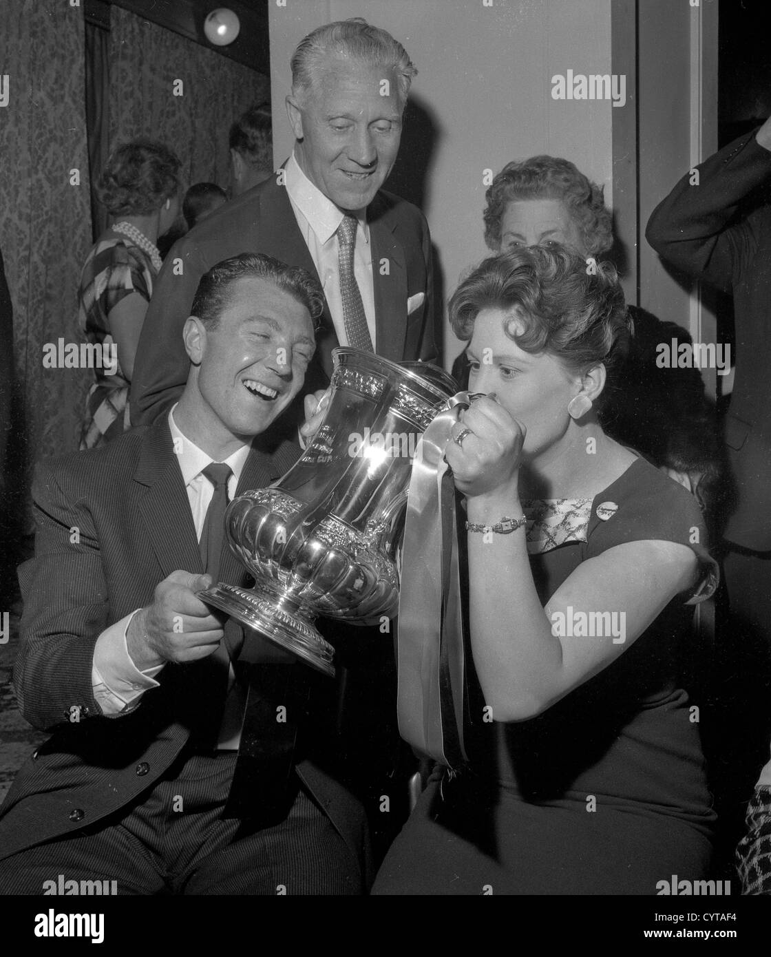 Wolverhampton Wanderers footballer George Showell celebrates the 1960 FA Cup final win with his wife. Wolves footballer football celebration Britain 1960 footballers wives wife Stock Photo