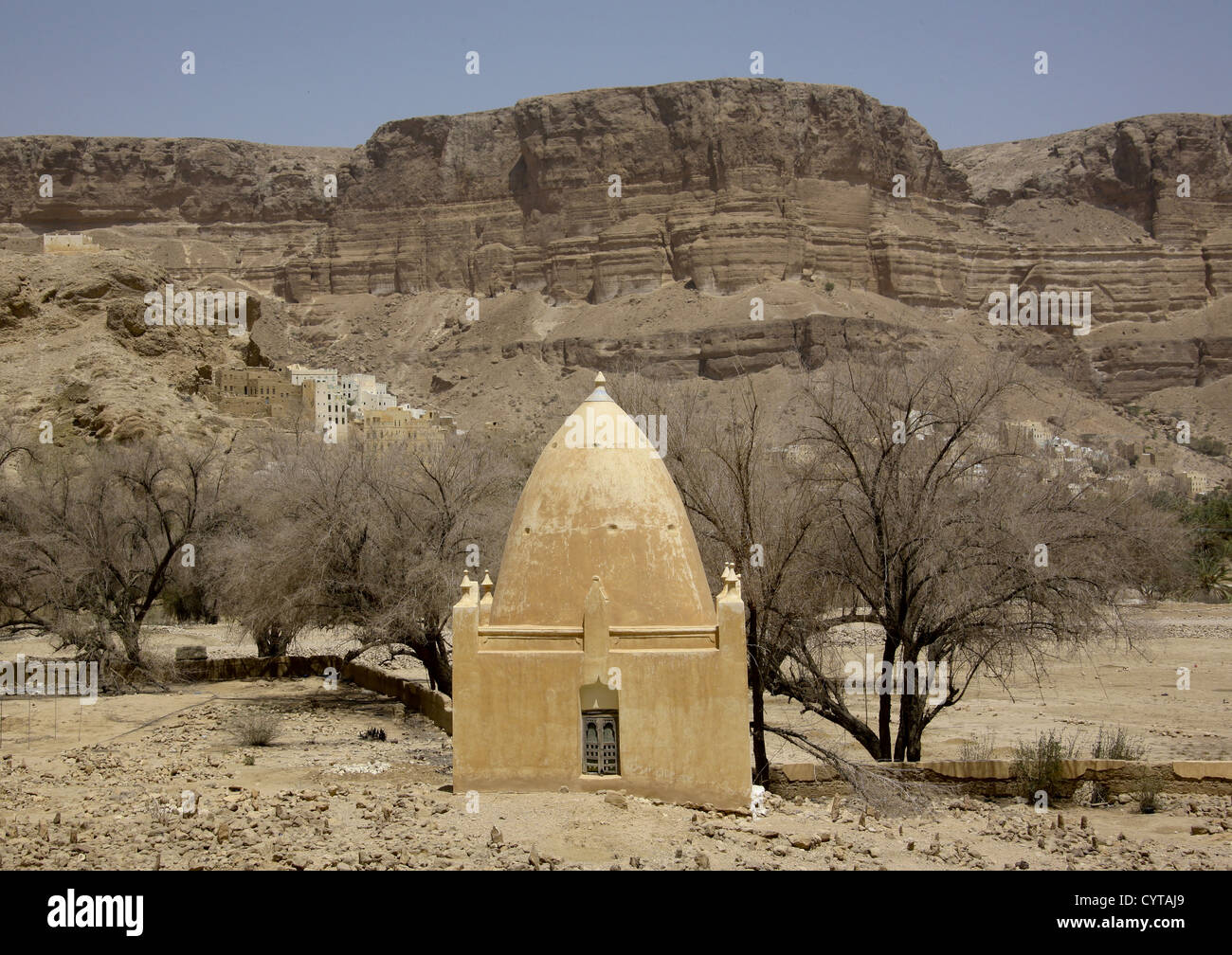 Muslim Tomb Down The Cliff, Wadi Doan, Yemen Stock Photo - Alamy