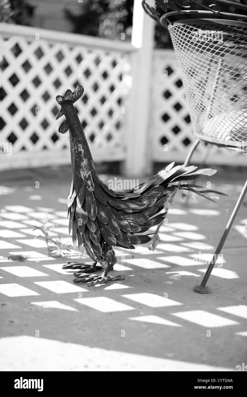 Natures Yard Black And White Baby Chick Metal Sculpture – Chicken Bird Yard Art