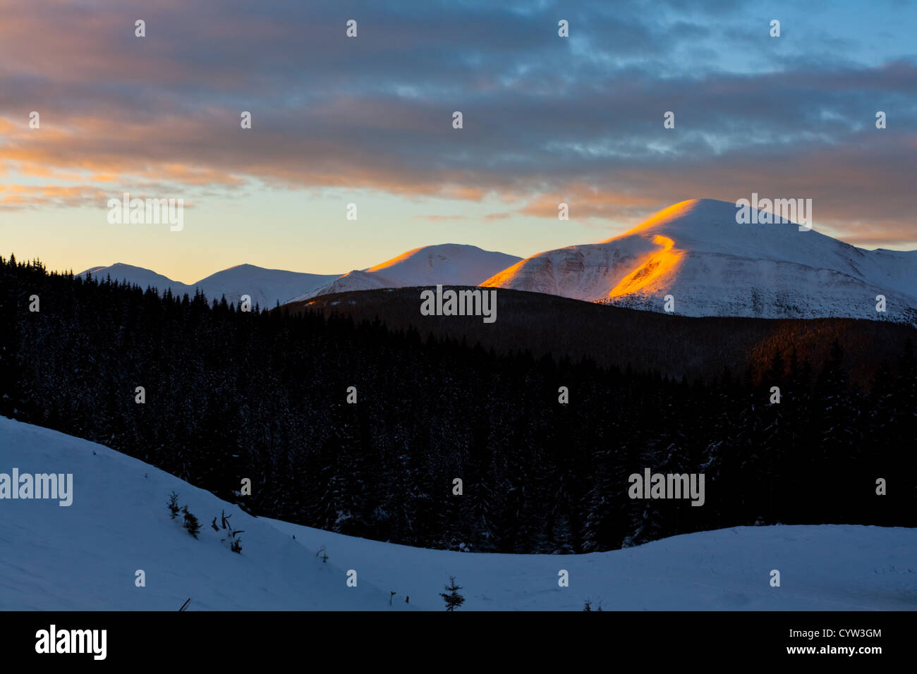 Mountains and winter hi-res stock photography and images - Alamy
