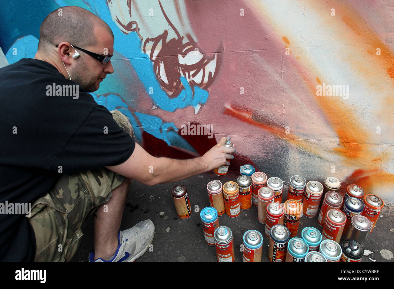 Grafitti artist painting hi-res stock photography and images - Alamy