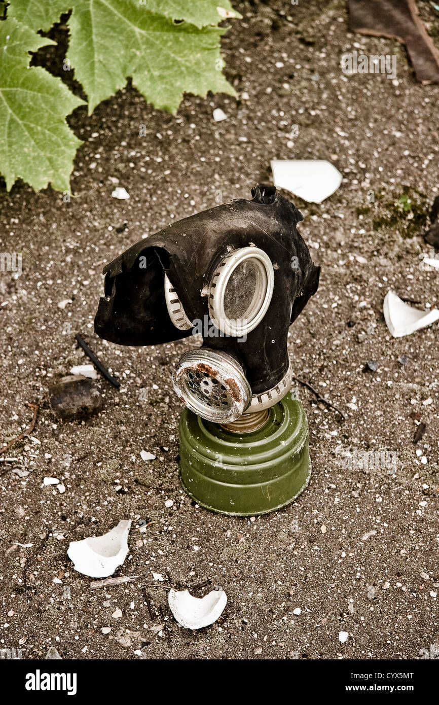 Gas mask old hi-res stock photography and images - Alamy