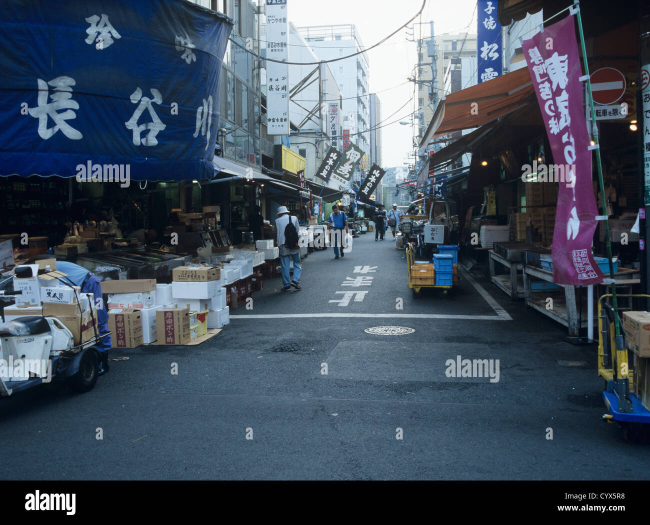 Tsukiji market tokyo hi-res stock photography and images - Alamy