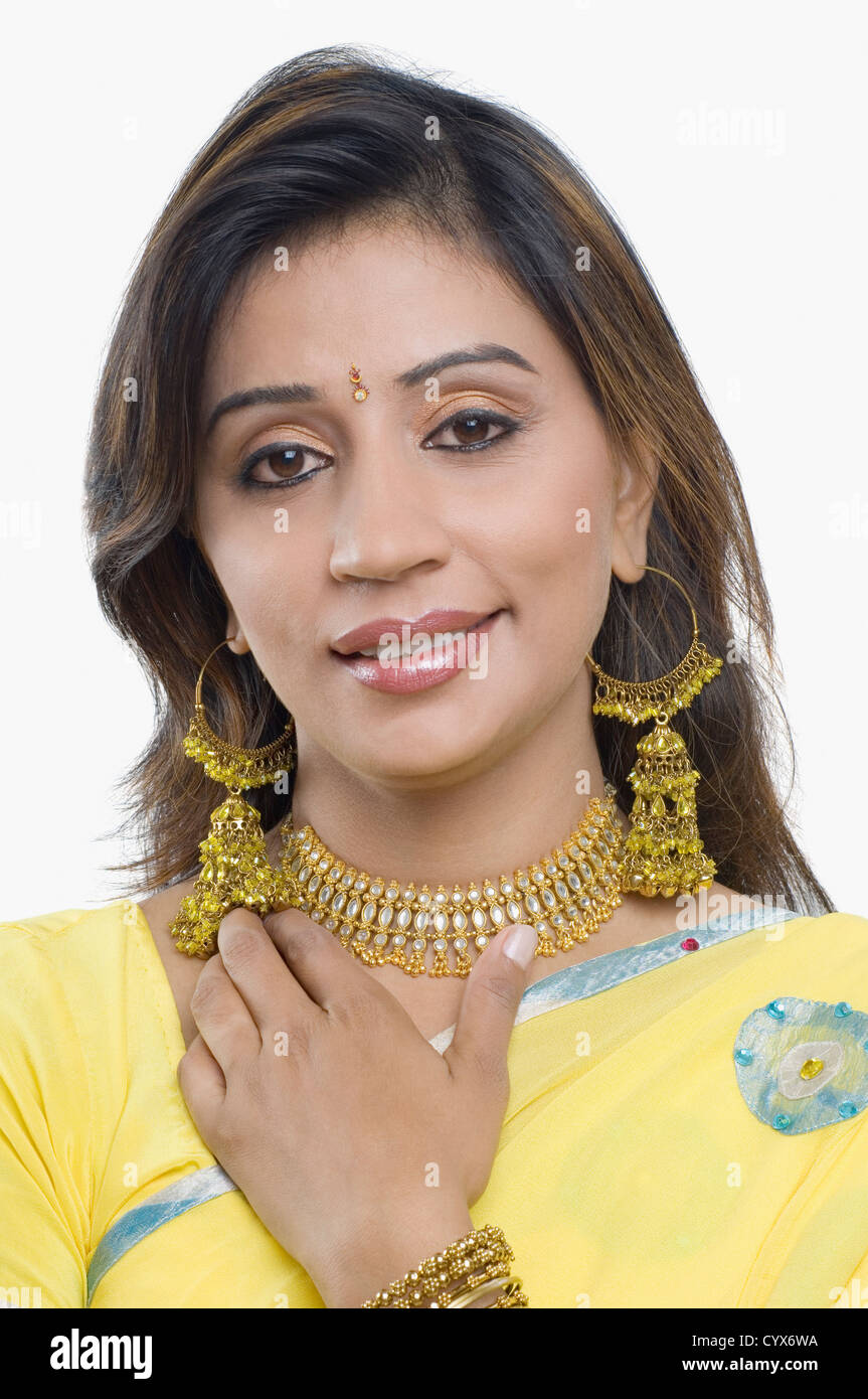 Portrait of a woman wearing a sari Stock Photo - Alamy